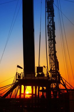 Akşamları, Oilfield Derrick 'in silueti