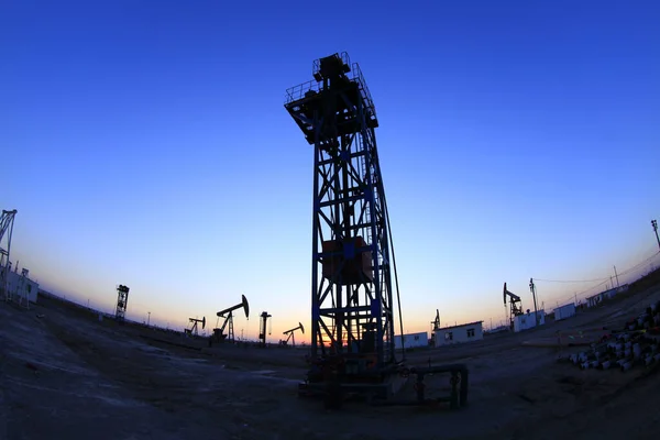 Silueta Del Campo Petrolífero Derrick — Foto de Stock