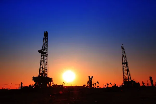 Het Silhouet Van Olieveld Derrick — Stockfoto