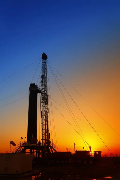 Вечером Силуэт Нефтяной Вышки — стоковое фото