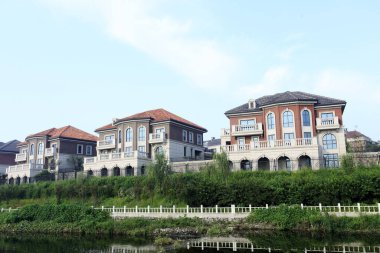 Mavi gökyüzünün altındaki yeni villa.