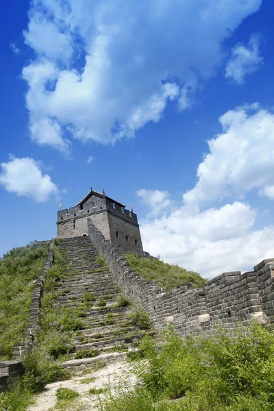 Wielki Mur Chiński Pod Błękitnym Niebem Białe Chmury Bardzo Piękne — Zdjęcie stockowe