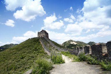 Çin Seddi, mavi gökyüzünün altında beyaz bulutlar.