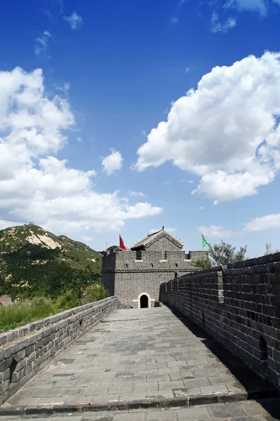 中国の万里の長城 青空の下で白い雲 — ストック写真