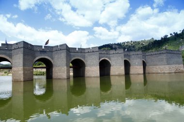 Çin Seddi, mavi gökyüzünün altında beyaz bulutlar, çok güzel.