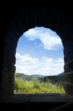 Çin Seddi, mavi gökyüzünün altında beyaz bulutlar, çok güzel.