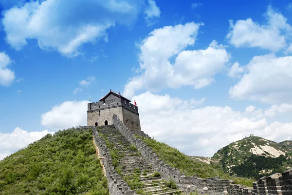 Grande Muralha China Sob Céu Azul Nuvens Brancas Muito Bonito — Fotografia de Stock