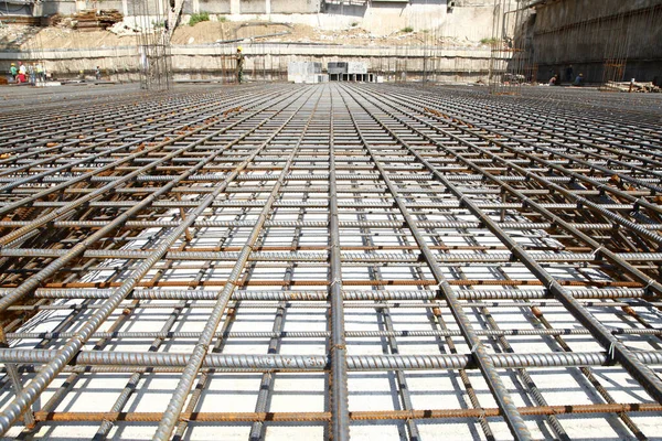 Nşaat Alanında Beton Döşeme Için Takviye Metal Iskeleti Yapan Işçiler — Stok fotoğraf