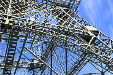 İnşaat alanında, çelik yapı yapım aşamasında.