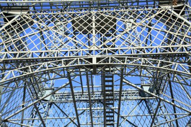 İnşaat alanında, çelik yapı yapım aşamasında.