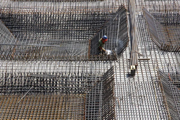 Arbeiter Auf Der Baustelle Der Bewehrungsmetallgerüst Für Betongießen Herstellt — Stockfoto