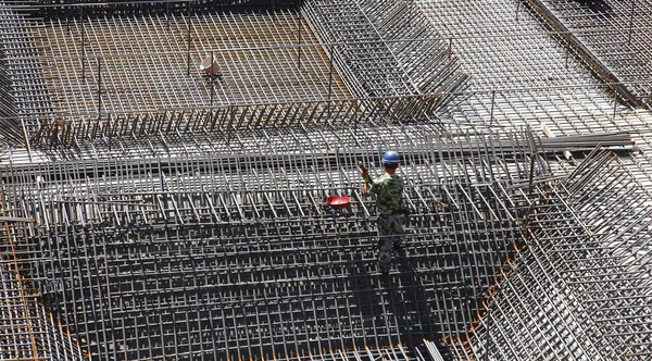 Nşaat Alanında Beton Döşeme Için Takviye Metal Iskeleti Yapan Işçiler — Stok fotoğraf