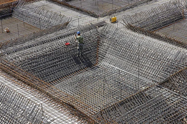 Pracownik Placu Budowy Wykonujący Zbrojenie Konstrukcji Metalowych Wylewania Betonu — Zdjęcie stockowe