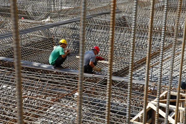 Pracownik Placu Budowy Wykonujący Zbrojenie Konstrukcji Metalowych Wylewania Betonu — Zdjęcie stockowe