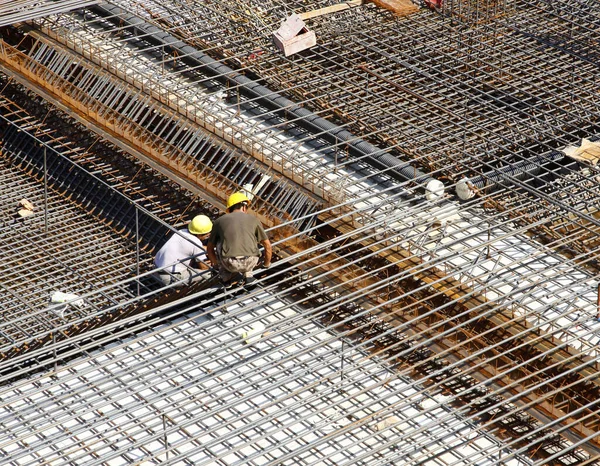Travailleur Sur Chantier Construction Faisant Cadre Métallique Armature Pour Coulée — Photo
