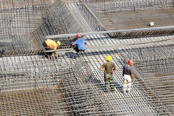 Trabalhador Canteiro Obras Fazendo Armação Metal Reforço Para Vazamento Concreto — Fotografia de Stock