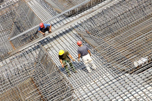 Pracownik Placu Budowy Wykonujący Zbrojenie Konstrukcji Metalowych Wylewania Betonu — Zdjęcie stockowe
