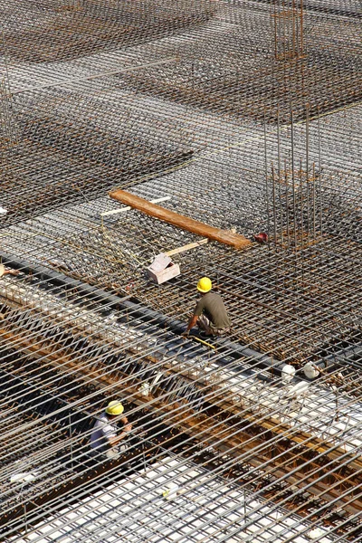 Nşaat Alanında Beton Döşeme Için Takviye Metal Iskeleti Yapan Işçiler — Stok fotoğraf