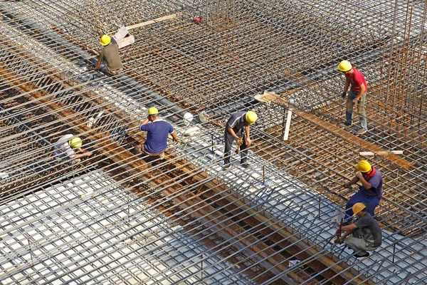 Nşaat Alanında Beton Döşeme Için Takviye Metal Iskeleti Yapan Işçiler — Stok fotoğraf