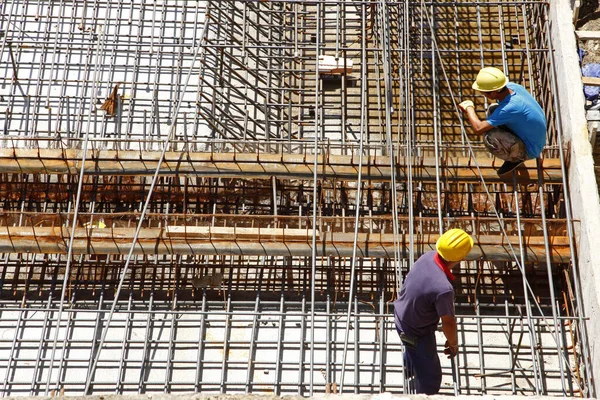 Arbeiter Auf Der Baustelle Der Bewehrungsmetallgerüst Für Betongießen Herstellt — Stockfoto