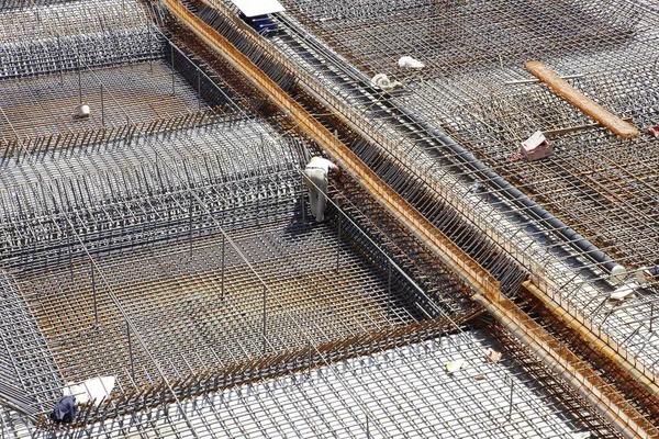 Nşaat Alanında Beton Döşeme Için Takviye Metal Iskeleti Yapan Işçiler — Stok fotoğraf