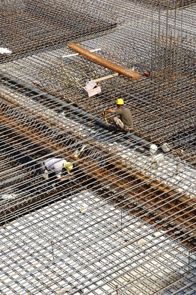 建筑工地工人制造混凝土浇注用钢筋金属框架 — 图库照片