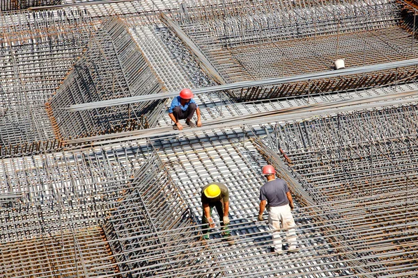 현장에서 일하는 인부들 콘크리트를 골조를 만드는 — 스톡 사진