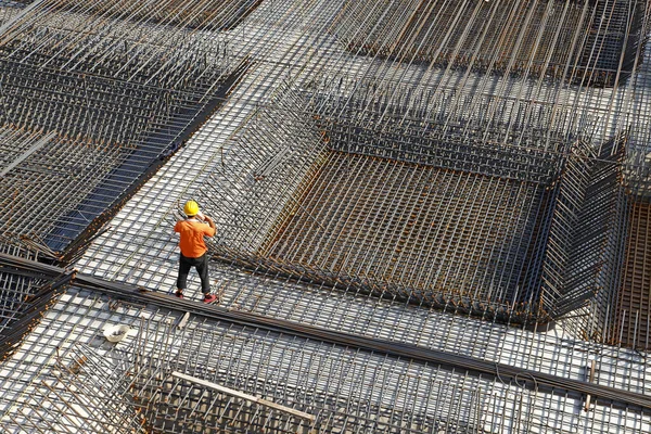 Operaio Nel Cantiere Che Struttura Metallica Rinforzo Colata Calcestruzzo — Foto Stock