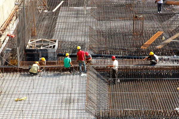 Nşaat Alanında Beton Döşeme Için Takviye Metal Iskeleti Yapan Işçiler — Stok fotoğraf