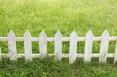 Çimenlik ahşap çit