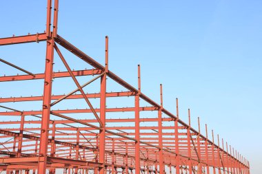 İnşaat alanında, çelik yapı yapım aşamasında.