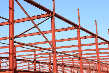 İnşaat alanında, çelik yapı yapım aşamasında.