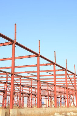 İnşaat alanında, çelik yapı yapım aşamasında.