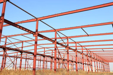 İnşaat alanında, çelik yapı yapım aşamasında.