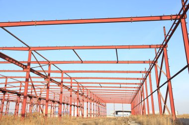 İnşaat alanında, çelik yapı yapım aşamasında.