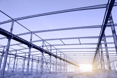 İnşaat alanında, çelik yapı yapım aşamasında.