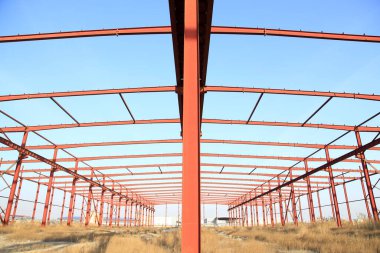 İnşaat alanında, çelik yapı yapım aşamasında.