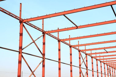 İnşaat alanında, çelik yapı yapım aşamasında.