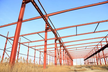 İnşaat alanında, çelik yapı yapım aşamasında.