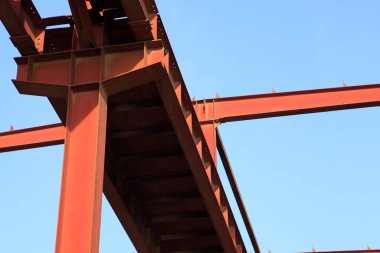 İnşaat alanında, çelik yapı yapım aşamasında.