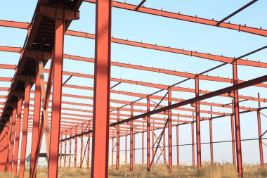 İnşaat alanında, çelik yapı yapım aşamasında.