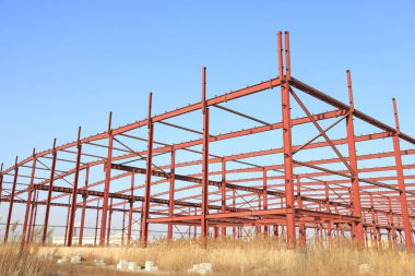 İnşaat alanında, çelik yapı yapım aşamasında.