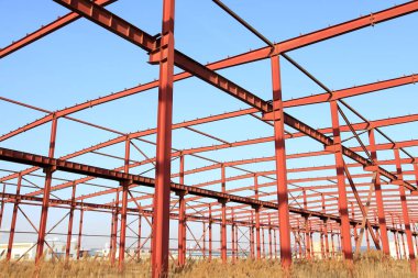 İnşaat alanında, çelik yapı yapım aşamasında.