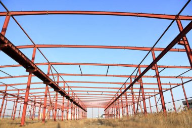 İnşaat alanında, çelik yapı yapım aşamasında.