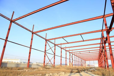 İnşaat alanında, çelik yapı yapım aşamasında.