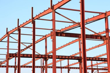 İnşaat alanında, çelik yapı yapım aşamasında.