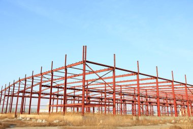 İnşaat alanında, çelik yapı yapım aşamasında.