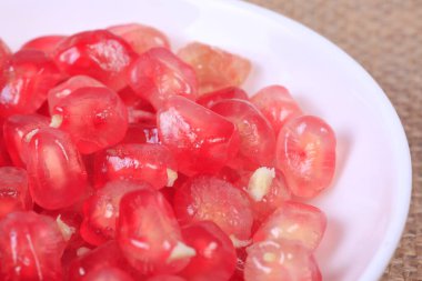 Yakın plan bir narlı fotoğraf.