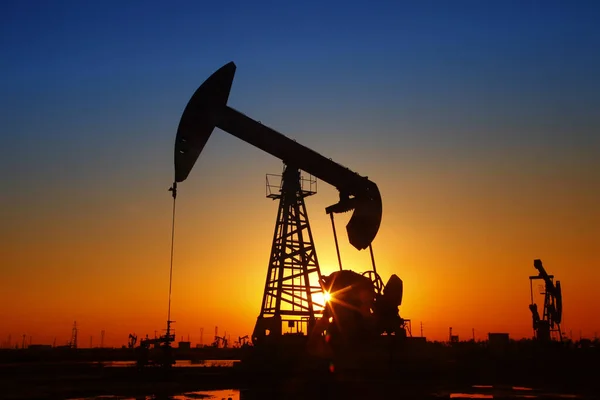 Por Noche Silueta Bomba Aceite Muy Hermosa — Foto de Stock