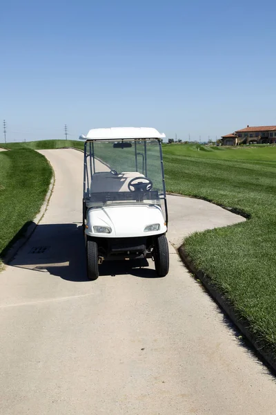 グリーンゴルフ場の白いゴルフカート — ストック写真